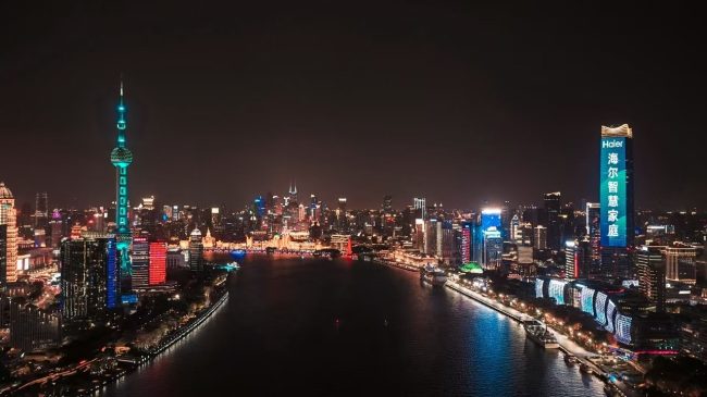 全屋家电被“AI”点亮？透过海尔街头大屏，看懂AWE2026智慧家庭新风向